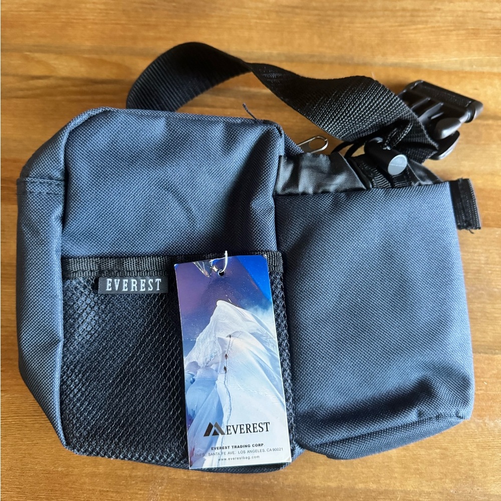 Free 💝 with purchase! NWT Everest Black Fanny Pack
